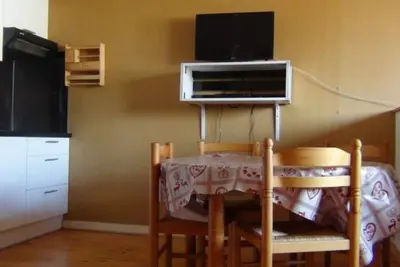 Image de Grand studio  au 1er étage d'un immeuble calme très bien situé