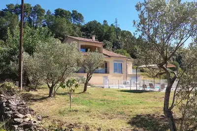 Image de Location d'une villa avec piscine privative à la campagne.