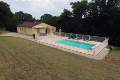 Image de gite en perigord noir avec piscine privée