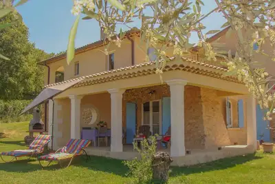 Image de Gite dans Mas Provençal, tout confort, climatisé, avec piscine