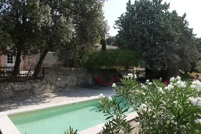 Image de Mas provençal de charme entre vignes et bois, piscine clôturée