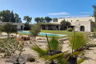 Image de Magnifique villa, personnel inclus, piscine 18m, sauna et fibre.