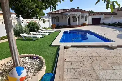 Image de Villa 6 pax avec piscine privée, climatisation, Wi-Fi, située à 1, 5km de plage