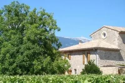 Image de Gîte traditionnel provençal offrant calme et sérénité.