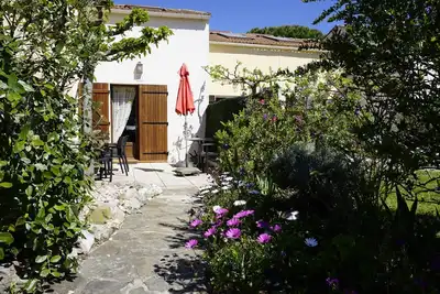Image de Jolie maison de vacances sur la presqu'île de Giens, Var, décor provençal.