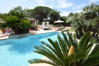 Au calme, avec piscine chauffée à 5 kms de la Mer