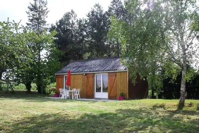 Image de Chalet en bois sur terrain clôturé avec étang, 4 personnes, entièrement rénové