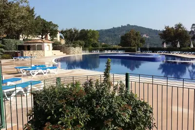 Image de Bel appartement 2 pièces au calme dominant la baie de St Tropez, grande piscine.