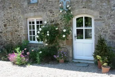 Image de Cottage situated in quiet hamlet deep in countryside but only 10km from the sea.