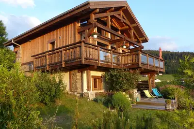 Image de Chalet 'Le Grenier', haut de gamme, vue lac, proche des pistes de ski, Spa, sauna