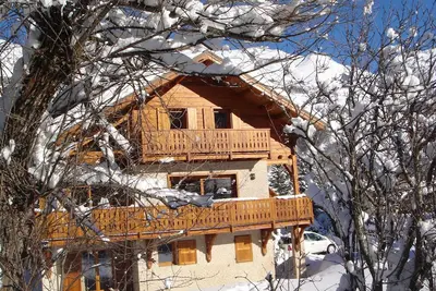 Image de Appartement dans chalet  au pied des pistes avec jardin