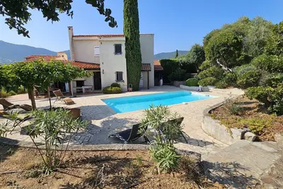 900m de la plage et magasins, villa air conditionné, piscine. Vue mer et port