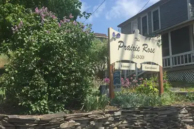 Image de The Prairie Rose Guesthouse- Strawberry Wilderness Ă votre porte