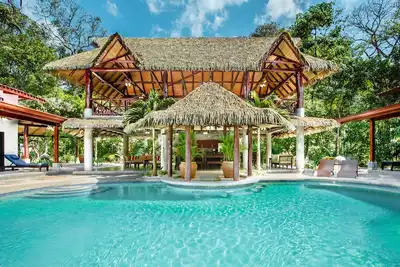 Image de Votre propre complexe de luxe privé à seulement 2 minutes de la plage
