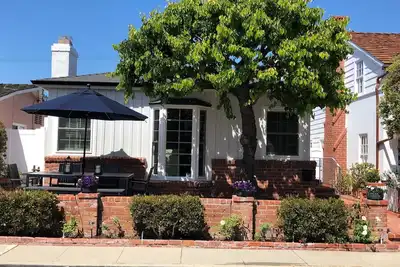 Image de Coral Cottage - Rénové, 1938 Balboa Island Cottage avec loft supérieur.