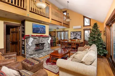 Image de Récemment rénové - Isolé 4 Bdrm - 3 Bath Ski House juste à côté du bain à remous Access Rd