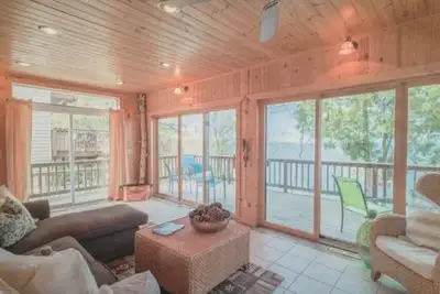 Image de Incroyable maison au bord du lac sur la rive sud du lac Leech Ă l'est de Walker