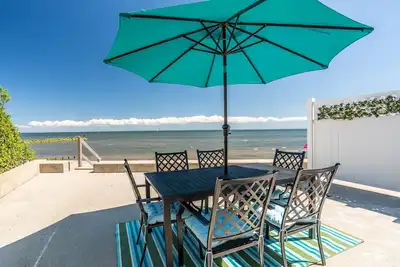 Image de Bord de l'eau \/ chalet en bord de mer situé au coeur de Fairfield Beach! !