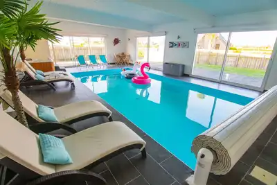 Image de Villa 4*grande piscine intérieure et Jacuzzi à 80 m de la mer et du Gr34.