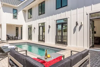 Image de Nouvelle maison avec piscine privée - 7 chambres, à pied de la plage