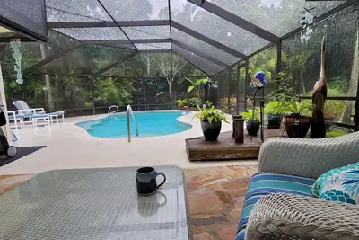 Image de Profitez de la piscine et de la véranda dans cette maison de 4 chambres située à quelques pas de la plage en Floride