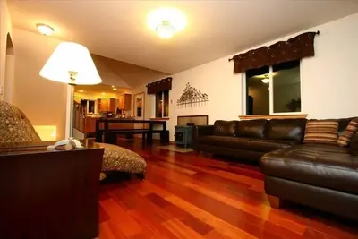 Image de Chalet de ski familial avec bain Ă remous, salle de jeux et wifi, pouvant accueillir jusqu'Ă 10