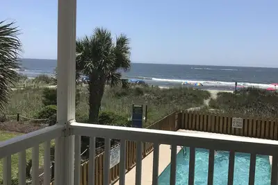 Image de Nouvelle cuisine et vue sur la piscine et la plage en bord de mer!