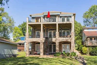 Image de Old Hickory Lake Home avec quai