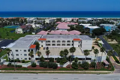 Image de Nouvelle villa de style méditerranéen au bord de la plage à Ocean Gate, acceptant les animaux