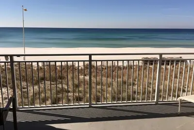 Image de Superbe vue au deuxième étage avec service de chaise de plage - exactement ce que vous êtes venu!