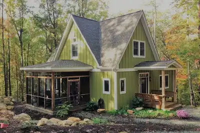 Image de Maison rustique contemporaine sur 5 acres de bois luxuriants avec des rochers et des rues