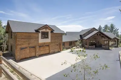 Image de Luxury 6500 sq ft Mountain Lodge w / vue imprenable, cuisine gastronomique et théâtre
