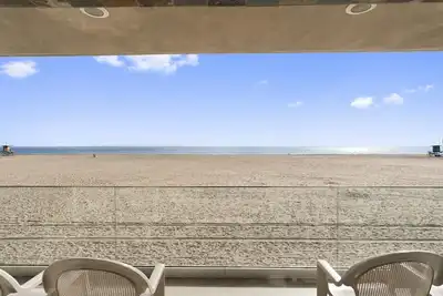 Image de Immaculate Oceanfront Vacation Beach Home (deuxième étage)