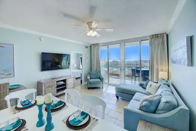 Image de Waters Edge Unit 111 ~ Rez-de-chaussée et front de mer ~ Étapes pour la piscine et le sable!