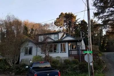 Image de Maison confortable avec des lits pour 12, Animaux acceptés! 5 minutes à pied du centre-ville & Beach