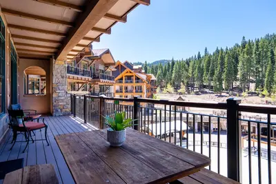 Image de Réduction des tarifs avec vue sur la patinoire dans le village de Northstar! Grand ours 404