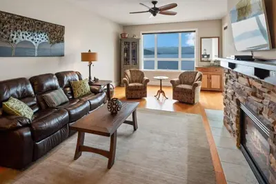 Image de Seasons at Sandpoint - Condo de luxe au bord de l'eau - À quelques pas de la ville - Décoré par des professionnels.