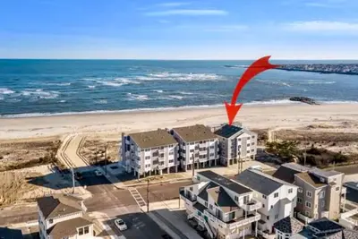 Image de Incroyable Oceanfront Bi-Level Condo