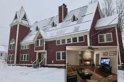 Image de Emplacement de grand village. 4br 3 Bath. Marche aux magasins. Okemo Shuttle Escaliers!