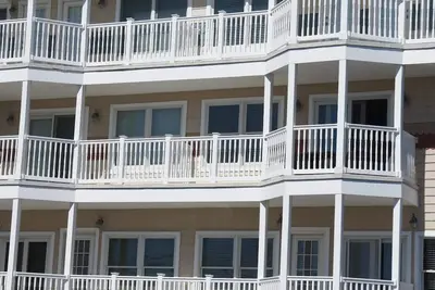 Image de Maison de ville de luxe fermée, à quelques pas de la plage et de la promenade avec vue sur l'océan