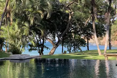 Image de Accueil en bord de mer avec piscine privée à jets, nouveaux bains de luxe et cuisine du chef