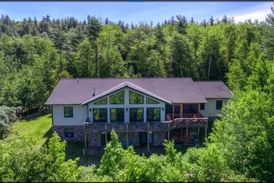 Image de Maison Ă flanc de montagne avec une vue imprenable sur la montagne adirondack
