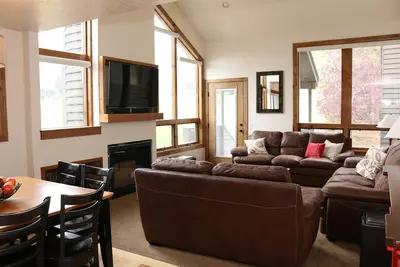 Image de Maison de ville 4 Br / 4 Ba - Spacieuse, confortable, l'escapade parfaite!