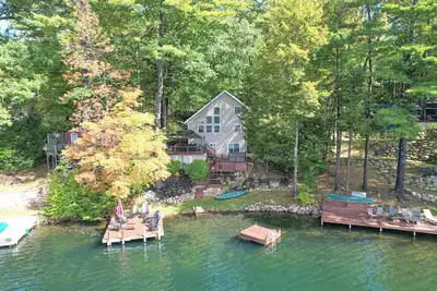 Image de Lakeside Retreat, Lakefront, 12 personnes, barbecue dans un parc privé, Animaux acceptés