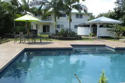 Image de Belle maison personnalisée avec piscine arrière privée
