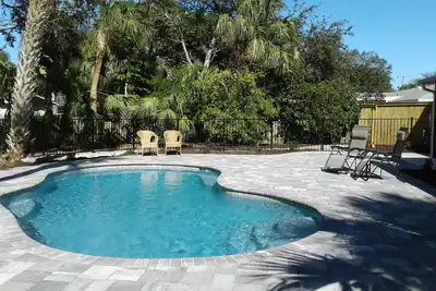 Image de Piscine chauffée, promenade jusqu'à la plage et North Village, arrière-cour privée tropicale