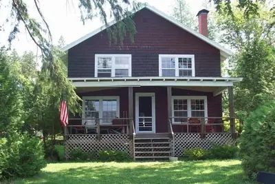 Image de Classic 5br Caspian Lakeshore Cottage Plage de sable, près de la ville