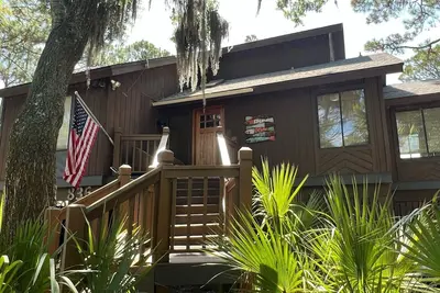 Image de Marsh front Fripp Island Home avec voiturette de golf