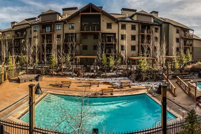 Image de Miners Club ** Ski-in / Out ** Luxe, plus grand 3 chambres + Loft, piscine, les meilleurs tarifs