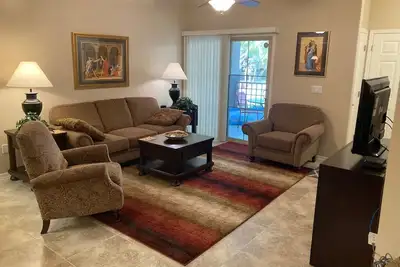 Condo paisible dans une communauté fermée. Appartement de style, rez-de-chaussée.